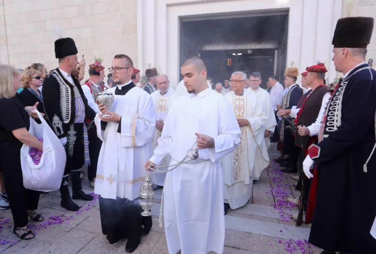 Hoćeš procesiju, janjetinu ili uštipke? U Sinj za Veliku Gospu stiglo 50 tisuća ljudi