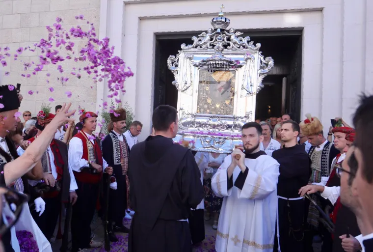Hoćeš procesiju, janjetinu ili uštipke? U Sinj za Veliku Gospu stiglo 50 tisuća ljudi