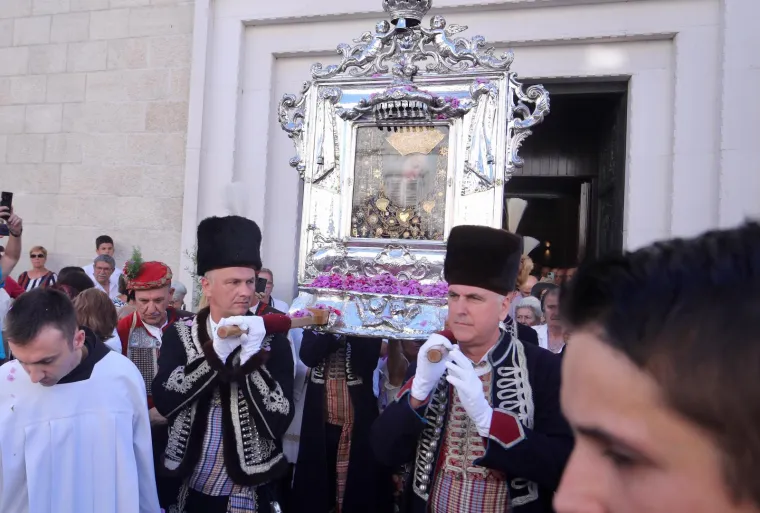 Hoćeš procesiju, janjetinu ili uštipke? U Sinj za Veliku Gospu stiglo 50 tisuća ljudi