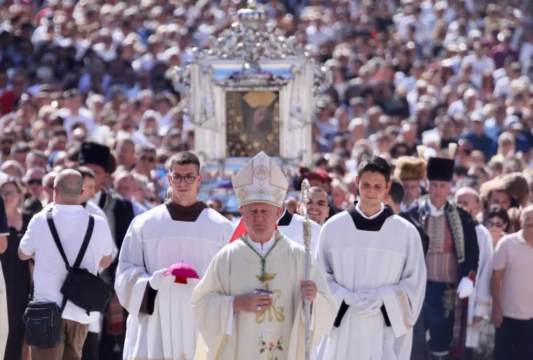 Hoćeš procesiju, janjetinu ili uštipke? U Sinj za Veliku Gospu stiglo 50 tisuća ljudi