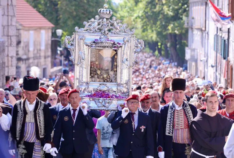 Hoćeš procesiju, janjetinu ili uštipke? U Sinj za Veliku Gospu stiglo 50 tisuća ljudi