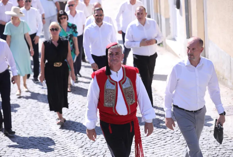 Hoćeš procesiju, janjetinu ili uštipke? U Sinj za Veliku Gospu stiglo 50 tisuća ljudi