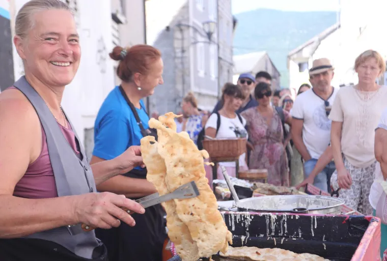 Hoćeš procesiju, janjetinu ili uštipke? U Sinj za Veliku Gospu stiglo 50 tisuća ljudi