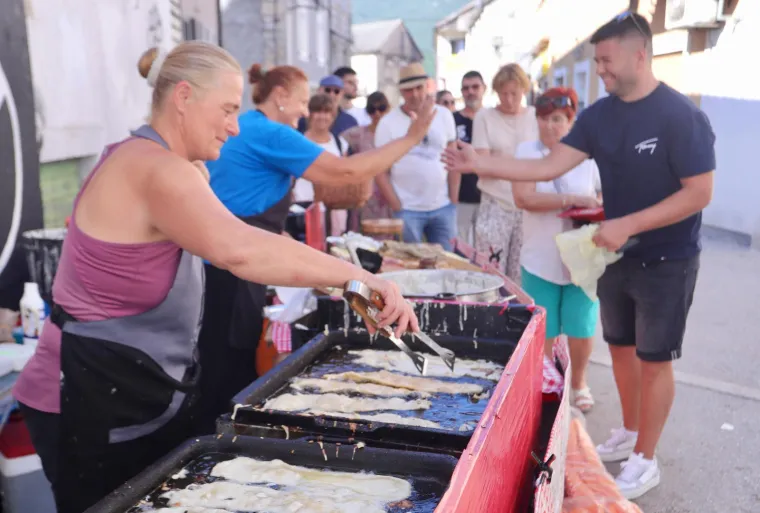 Hoćeš procesiju, janjetinu ili uštipke? U Sinj za Veliku Gospu stiglo 50 tisuća ljudi