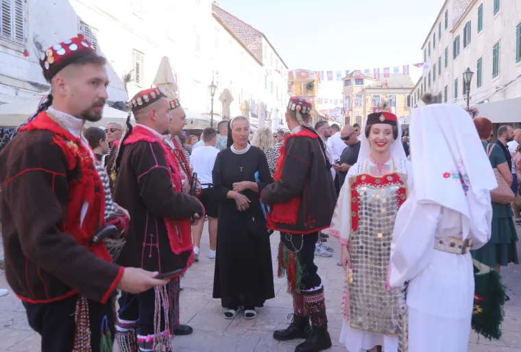 Hoćeš procesiju, janjetinu ili uštipke? U Sinj za Veliku Gospu stiglo 50 tisuća ljudi