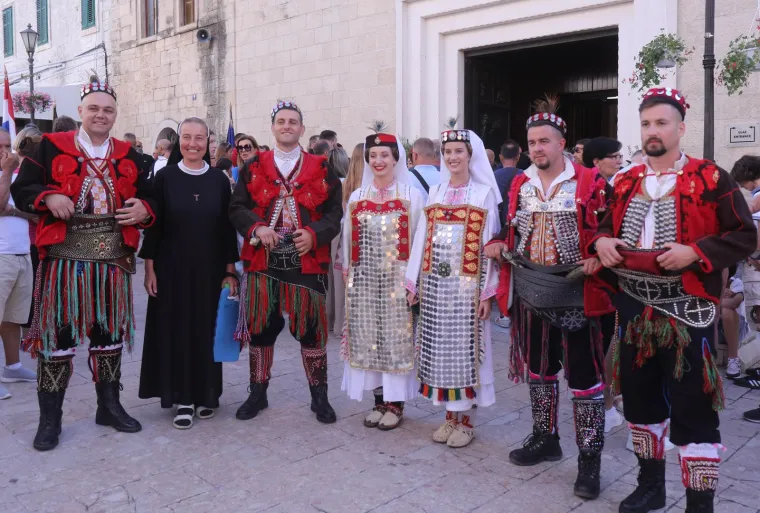 Hoćeš procesiju, janjetinu ili uštipke? U Sinj za Veliku Gospu stiglo 50 tisuća ljudi