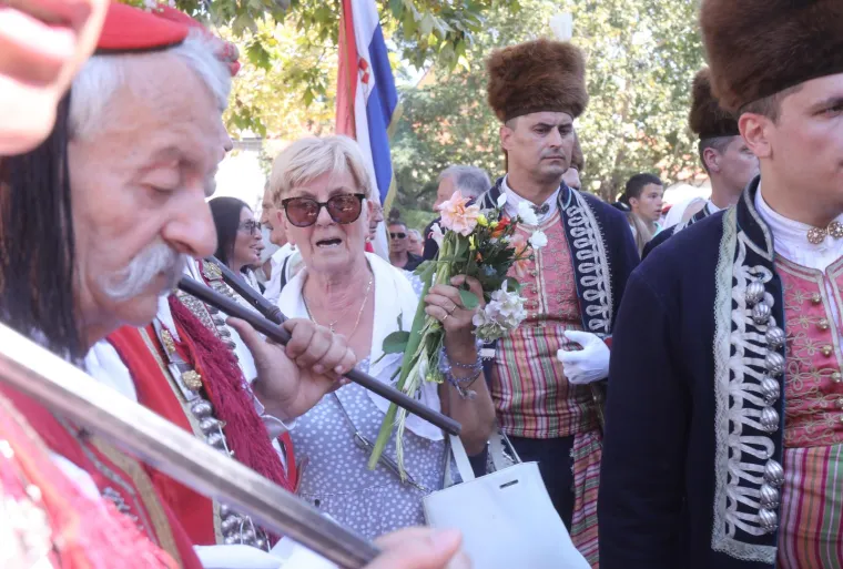 Hoće&scaron; procesiju, janjetinu ili u&scaron;tipke? U Sinj za Veliku Gospu stiglo 50 tisuća ljudi