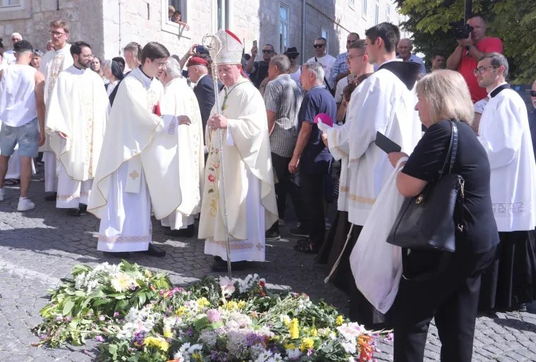 Hoće&scaron; procesiju, janjetinu ili u&scaron;tipke? U Sinj za Veliku Gospu stiglo 50 tisuća ljudi