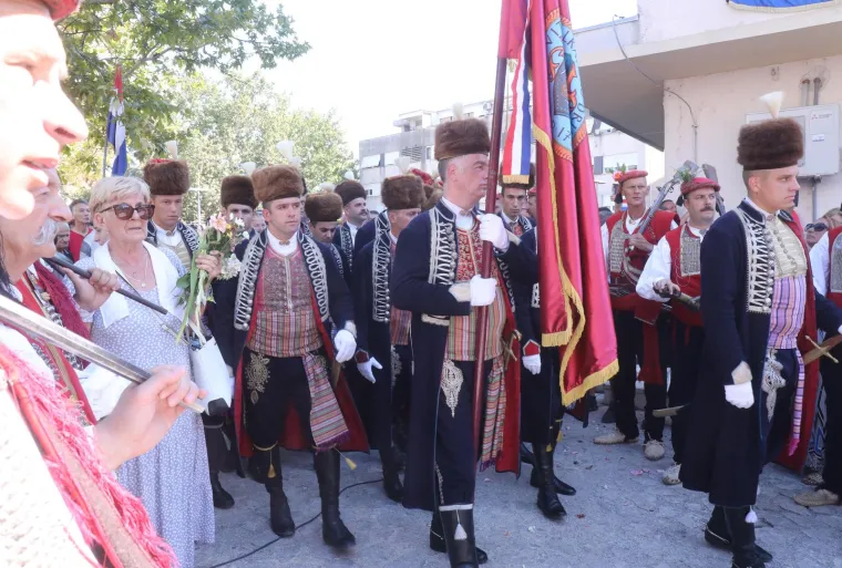 Hoće&scaron; procesiju, janjetinu ili u&scaron;tipke? U Sinj za Veliku Gospu stiglo 50 tisuća ljudi