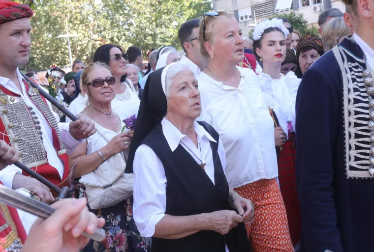 Hoće&scaron; procesiju, janjetinu ili u&scaron;tipke? U Sinj za Veliku Gospu stiglo 50 tisuća ljudi
