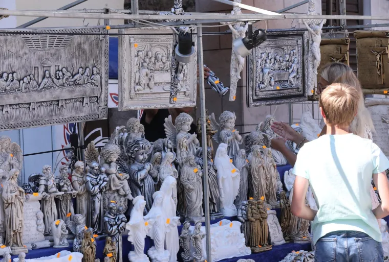 Hoće&scaron; procesiju, janjetinu ili u&scaron;tipke? U Sinj za Veliku Gospu stiglo 50 tisuća ljudi