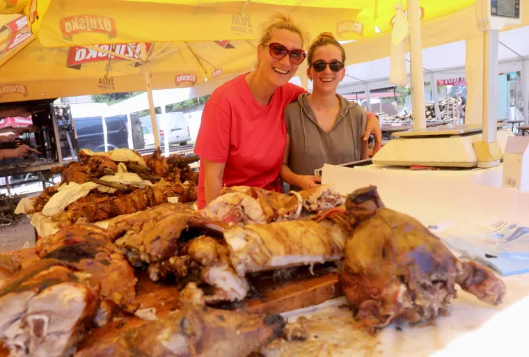 Hoće&scaron; procesiju, janjetinu ili u&scaron;tipke? U Sinj za Veliku Gospu stiglo 50 tisuća ljudi