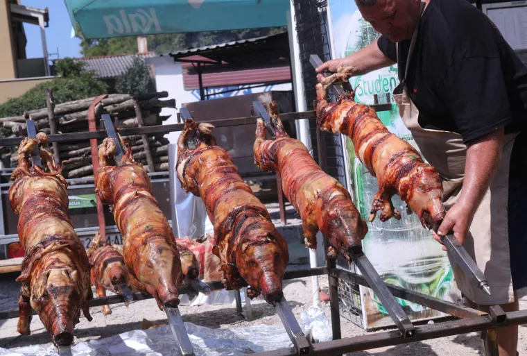 Hoće&scaron; procesiju, janjetinu ili u&scaron;tipke? U Sinj za Veliku Gospu stiglo 50 tisuća ljudi