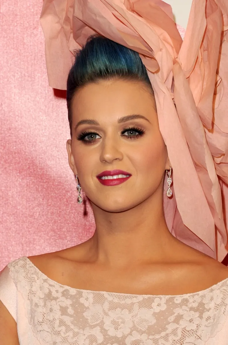 Pa tko to sve može pohvatati? Pogledajte kako je Perry na glavi izmijenila sve dugine boje