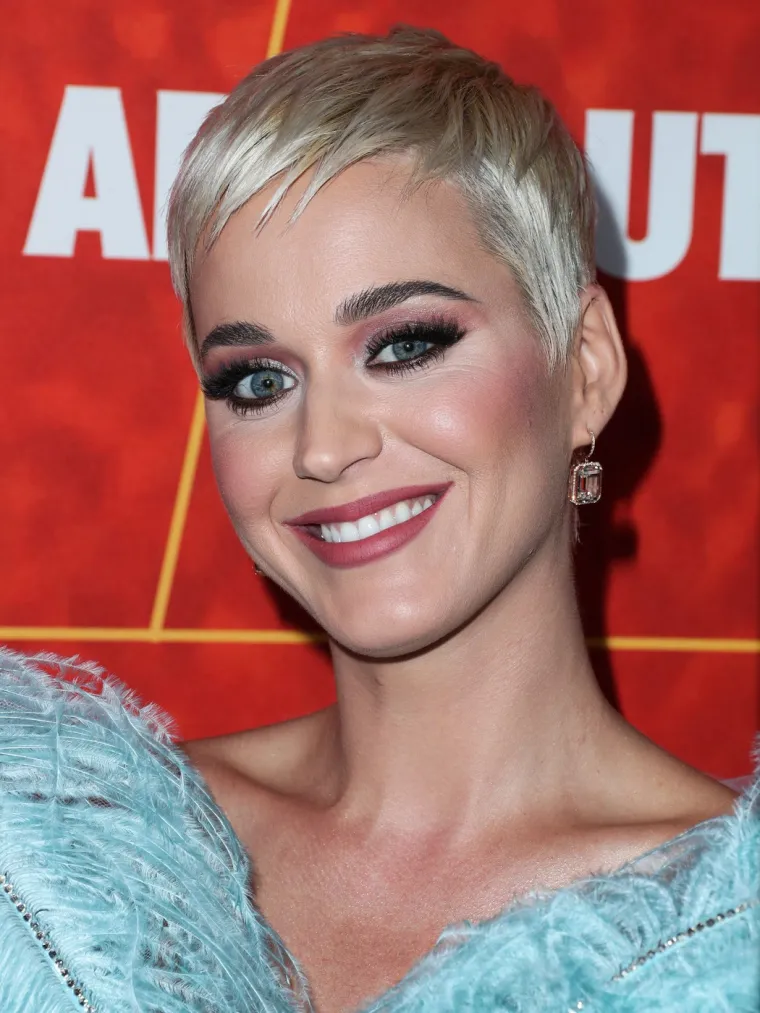 Pa tko to sve može pohvatati? Pogledajte kako je Perry na glavi izmijenila sve dugine boje