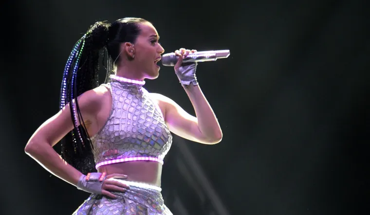 Pa tko to sve može pohvatati? Pogledajte kako je Perry na glavi izmijenila sve dugine boje