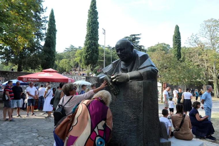 Sinj, Aljma&scaron;, Trsat, Marija Bistrica! Marijanska sveti&scaron;ta krcata vjernicima. Ovako izgleda slavlje Velike Gospe