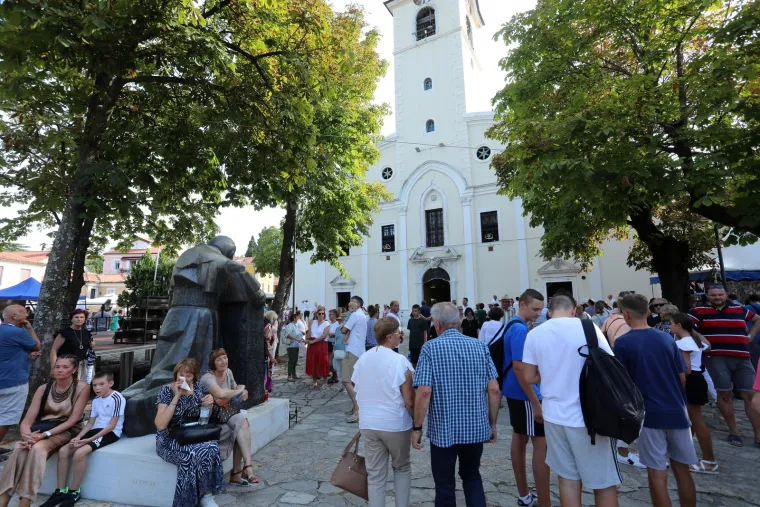 Sinj, Aljma&scaron;, Trsat, Marija Bistrica! Marijanska sveti&scaron;ta krcata vjernicima. Ovako izgleda slavlje Velike Gospe