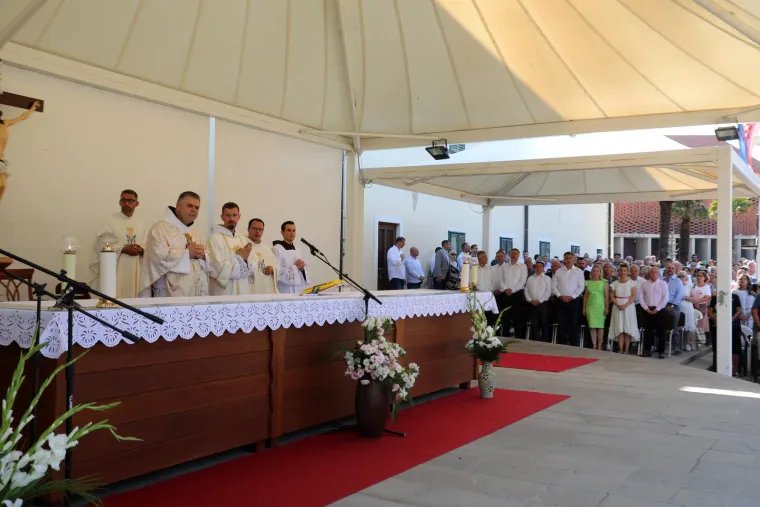Sinj, Aljma&scaron;, Trsat, Marija Bistrica! Marijanska sveti&scaron;ta krcata vjernicima. Ovako izgleda slavlje Velike Gospe