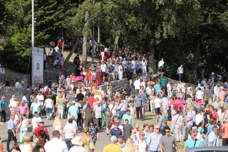 Sinj, Aljma&scaron;, Trsat, Marija Bistrica! Marijanska sveti&scaron;ta krcata vjernicima. Ovako izgleda slavlje Velike Gospe