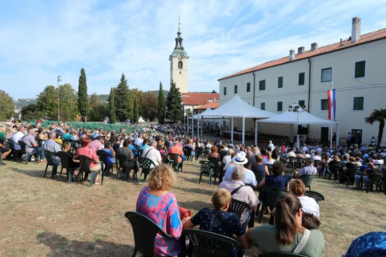 Sinj, Aljma&scaron;, Trsat, Marija Bistrica! Marijanska sveti&scaron;ta krcata vjernicima. Ovako izgleda slavlje Velike Gospe