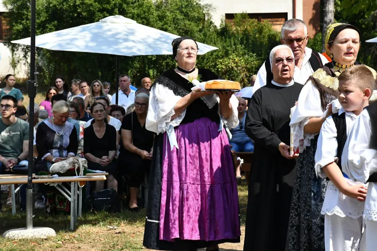 Sinj, Aljma&scaron;, Trsat, Marija Bistrica! Marijanska sveti&scaron;ta krcata vjernicima. Ovako izgleda slavlje Velike Gospe