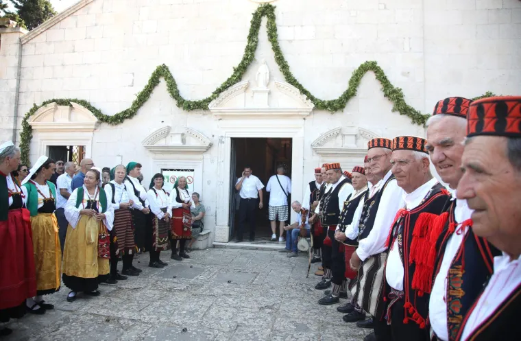Sinj, Aljma&scaron;, Trsat, Marija Bistrica! Marijanska sveti&scaron;ta krcata vjernicima. Ovako izgleda slavlje Velike Gospe