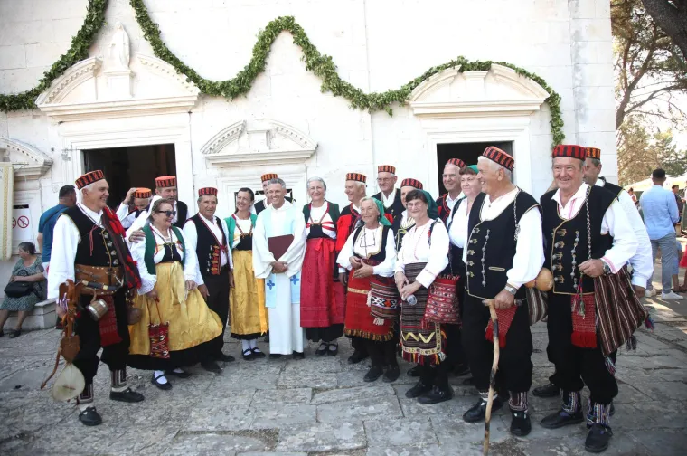 Sinj, Aljma&scaron;, Trsat, Marija Bistrica! Marijanska sveti&scaron;ta krcata vjernicima. Ovako izgleda slavlje Velike Gospe