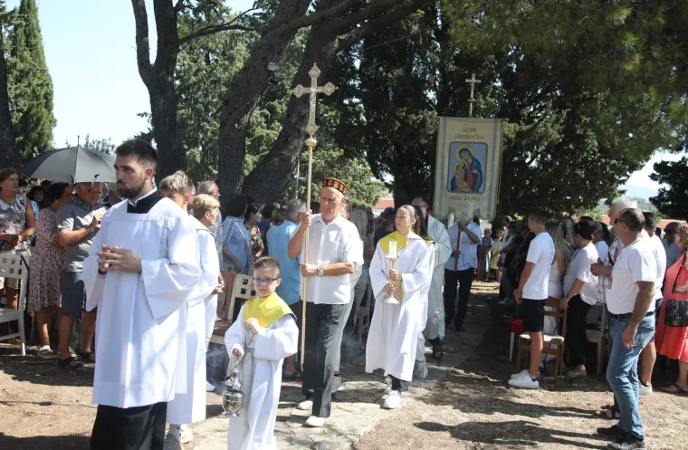 Sinj, Aljma&scaron;, Trsat, Marija Bistrica! Marijanska sveti&scaron;ta krcata vjernicima. Ovako izgleda slavlje Velike Gospe