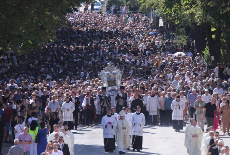 Sinj, Aljma&scaron;, Trsat, Marija Bistrica! Marijanska sveti&scaron;ta krcata vjernicima. Ovako izgleda slavlje Velike Gospe