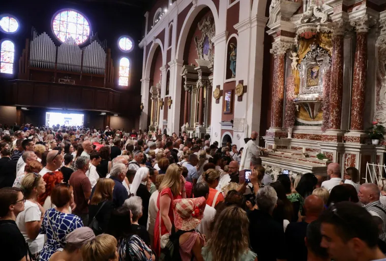 Sinj, Aljma&scaron;, Trsat, Marija Bistrica! Marijanska sveti&scaron;ta krcata vjernicima. Ovako izgleda slavlje Velike Gospe