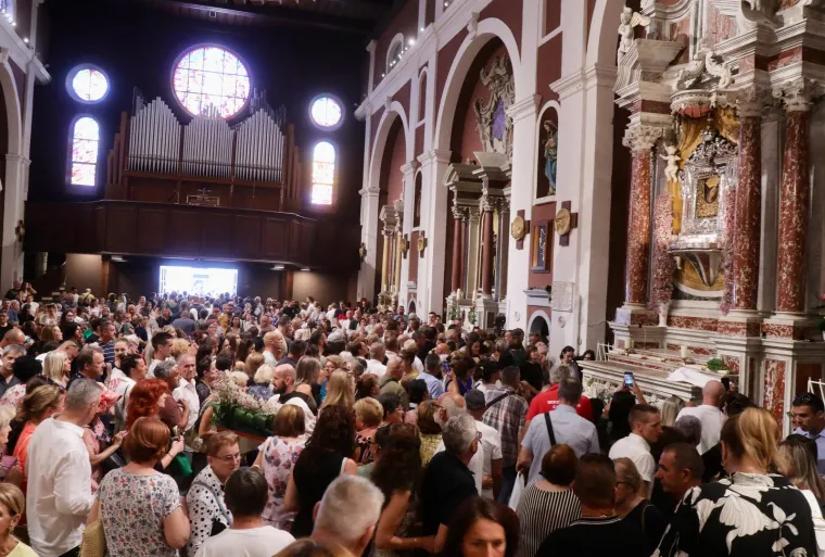 Sinj, Aljma&scaron;, Trsat, Marija Bistrica! Marijanska sveti&scaron;ta krcata vjernicima. Ovako izgleda slavlje Velike Gospe