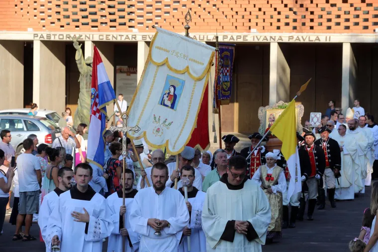 Sinj, Aljma&scaron;, Trsat, Marija Bistrica! Marijanska sveti&scaron;ta krcata vjernicima. Ovako izgleda slavlje Velike Gospe