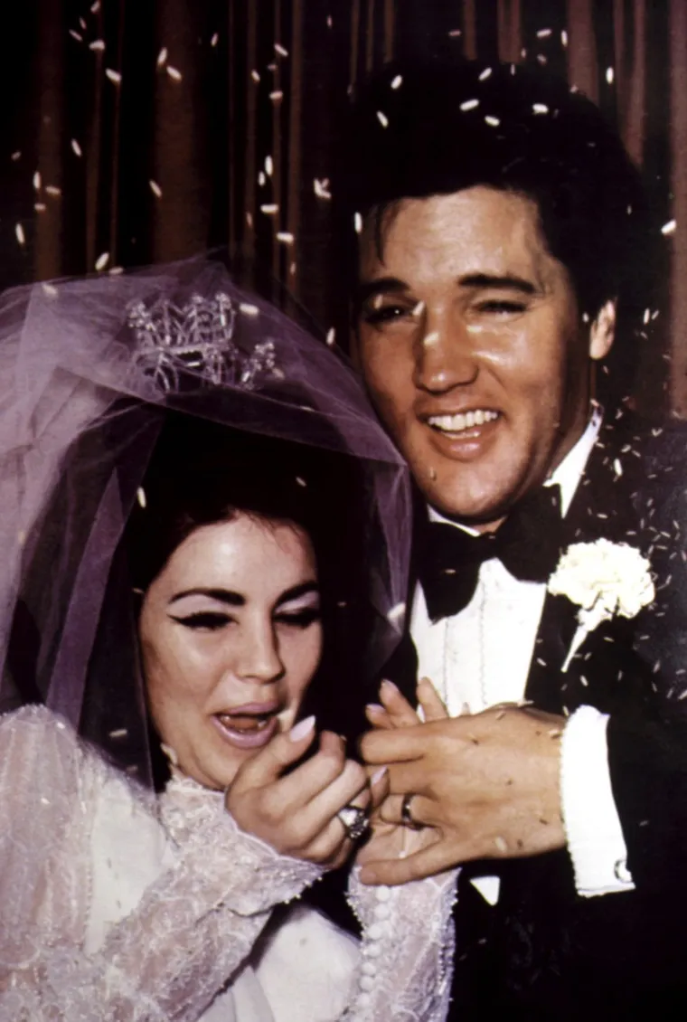 No, problemi u njihovom braku počeli su puno ranije, točnije - nakon samog rođenja njihove kćeri. Naime, nakon što mu je 1968. godine rođena kćer Lisa Marie, Elvis Presley više nije htio spavati sa svojom suprugom. &apos;Mijenjao je ženu za ženom, baš kao što je mijenjao doktore da mu prepišu razne tablete. U tom kaosu nije stigao preispitati se gdje griješi i kako da preuzme kontrolu nad svojim životom&apos;, jednom prilikom otkrila je novinarka Alanna Nash.

