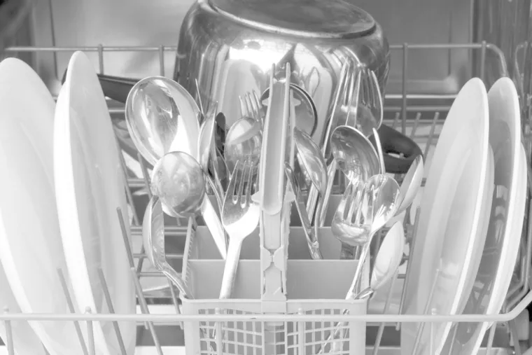 Kada preopteretite perilicu posuđa, to tjera stroj da radi više, a istovremeno ne obavlja tako učinkovit posao, pa posuđe može ostati prljavo.
