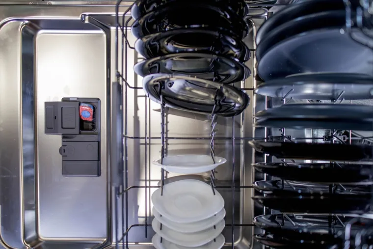 "Važno je redovito čistiti unutrašnjost i filtar perilice posuđa, svaki mjesec je očistiti octom ili sredstvom za čišćenje perilice posuđa i osigurati da je posuđe pravilno napunjeno", kaže Lewis.