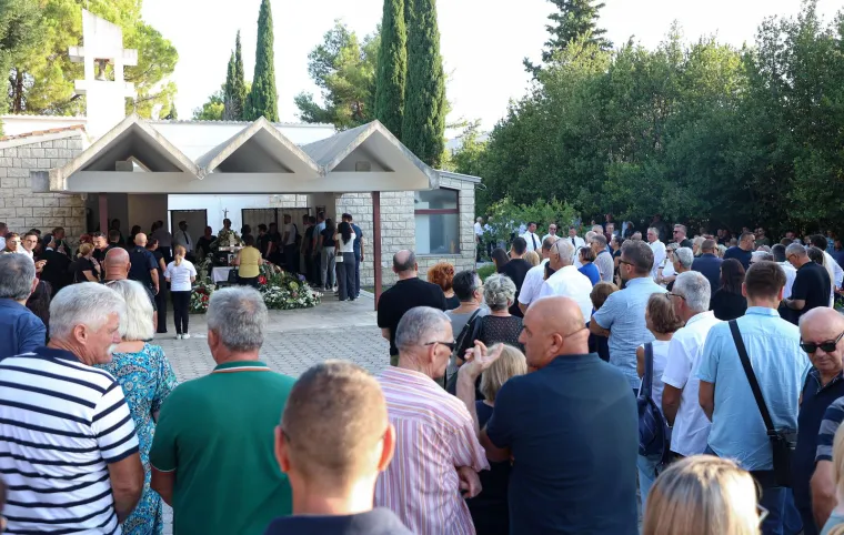 Solin se oprašta od poginulog kormilara Marka Topića: Oglasile se Jadrolinijine sirene