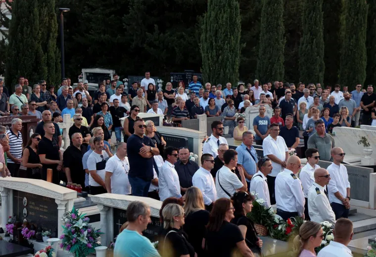 Solin se oprašta od poginulog kormilara Marka Topića: Oglasile se Jadrolinijine sirene