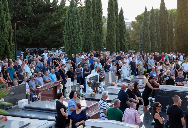 Solin se oprašta od poginulog kormilara Marka Topića: Oglasile se Jadrolinijine sirene
