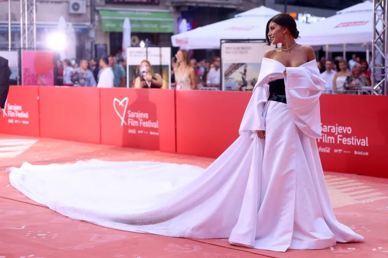 Goran Bogdan i Janko Popović Volarić držeći se za ruke gurnuli u drugi plan čipku i dekoltee