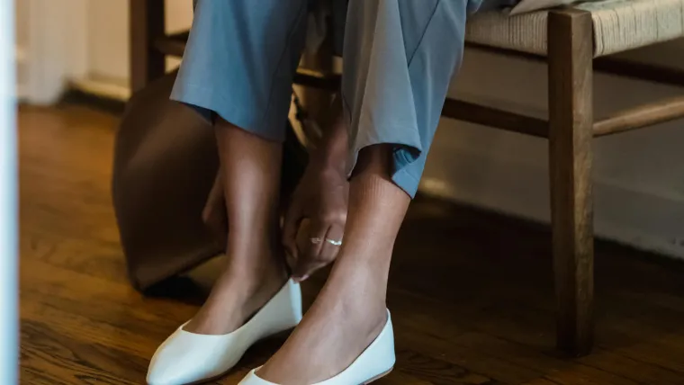 6. Balerinke: Vratile su se "it" cipele iz sredine 2000-ih - balerinke, i to na veliki užas ortopeda. Osim &scaron;to pružaju malu potporu potplate, neodgovarajuća raspodjela pritiska glavni je razlog za&scaron;to bi mogli o&scaron;tetiti stopala. Heather obja&scaron;njava: "Balerinke su mnogo uže i čvr&scaron;će prianjaju u usporedbi s drugim cipelama, &scaron;to ih drži na nogama kad hodamo. To povećava pritisak na vrhove i strane na&scaron;ih nožnih prstiju stopala, &scaron;to može uzrokovati stvaranje bolnih kurjih očiju i žuljeva."