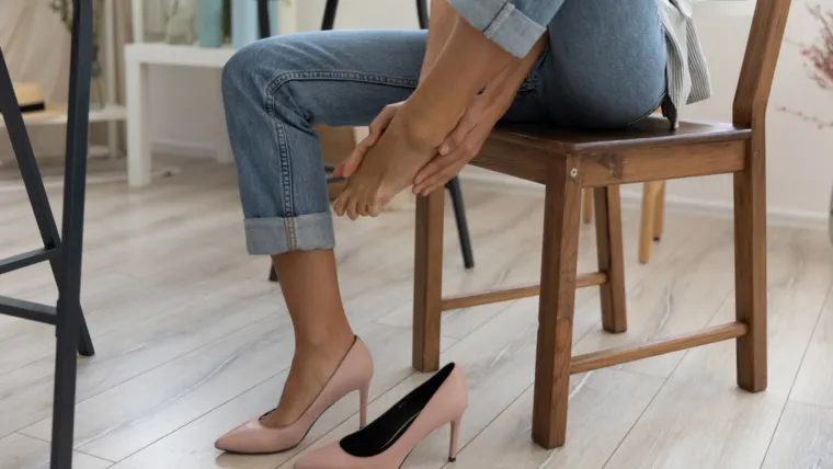 Također se mogu pojaviti stanja koja utječu na živce između nožnih prstiju ili zglobove. Dr. Kaye kaže: "&Scaron;to ih vi&scaron;e nosite i &scaron;to je peta vi&scaron;a, to će biti gore."