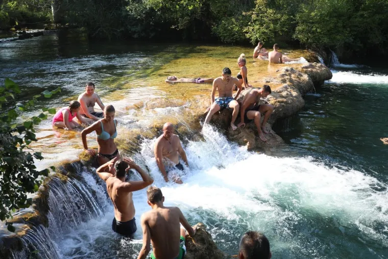 Gužva na kupali&scaron;tima u Karlovcu: Spas od vrućine u rijekama potražili i Zagrepčani