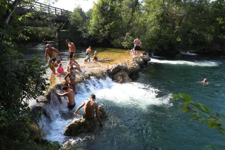 Gužva na kupali&scaron;tima u Karlovcu: Spas od vrućine u rijekama potražili i Zagrepčani