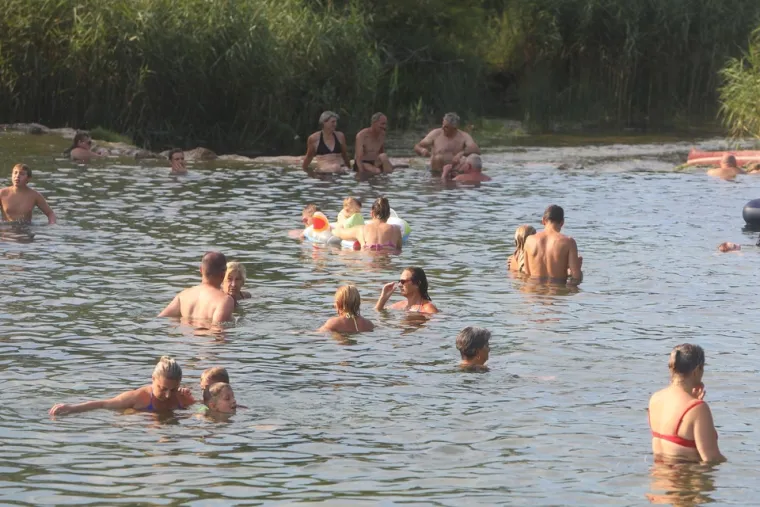 Gužva na kupali&scaron;tima u Karlovcu: Spas od vrućine u rijekama potražili i Zagrepčani