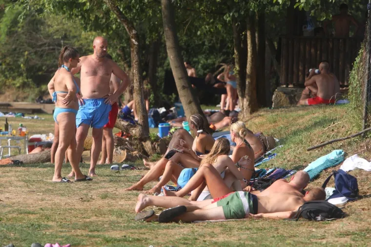 Gužva na kupali&scaron;tima u Karlovcu: Spas od vrućine u rijekama potražili i Zagrepčani