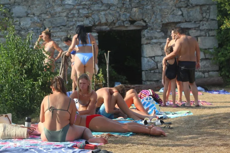 Gužva na kupali&scaron;tima u Karlovcu: Spas od vrućine u rijekama potražili i Zagrepčani