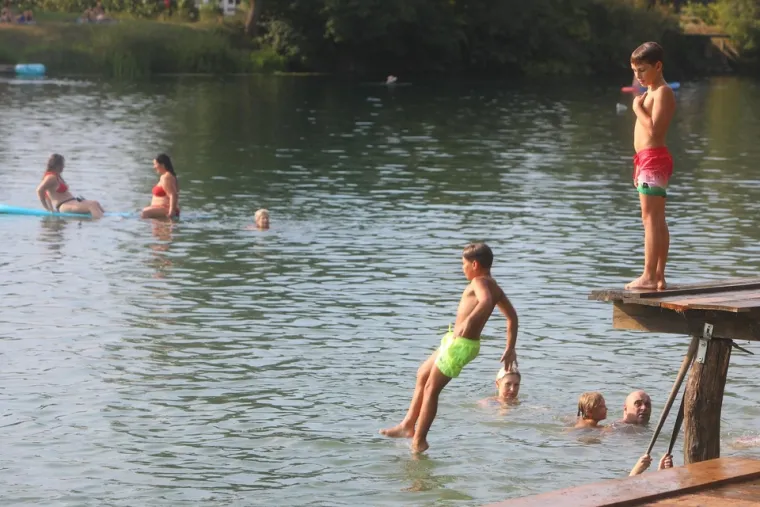 Gužva na kupali&scaron;tima u Karlovcu: Spas od vrućine u rijekama potražili i Zagrepčani