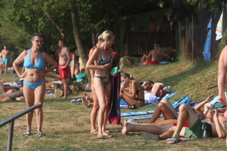 Gužva na kupali&scaron;tima u Karlovcu: Spas od vrućine u rijekama potražili i Zagrepčani