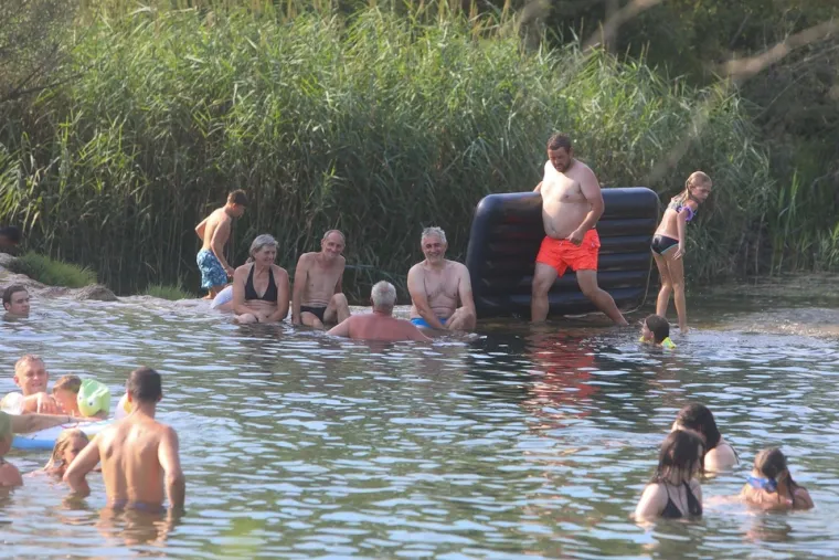 Gužva na kupali&scaron;tima u Karlovcu: Spas od vrućine u rijekama potražili i Zagrepčani